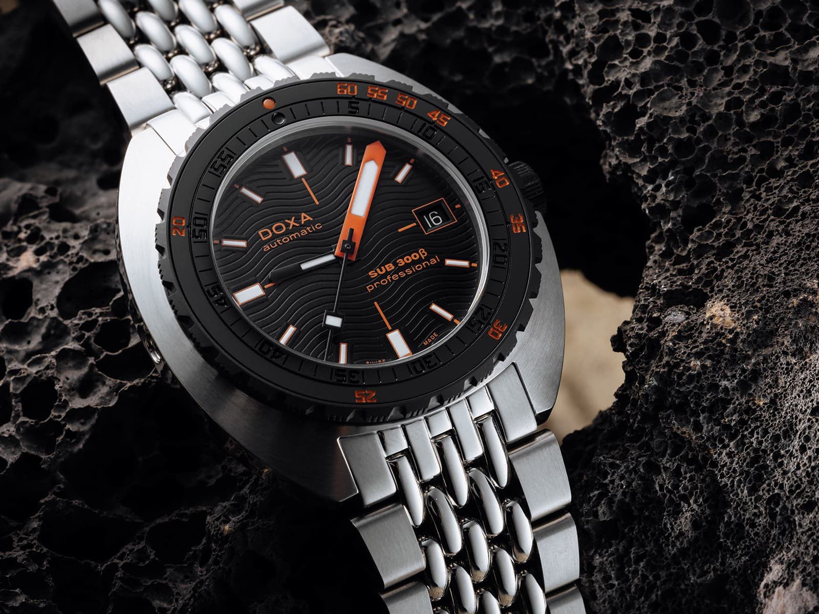 Doxa Sub 300 Beta 'Frogger' brings a Coronado Island dial